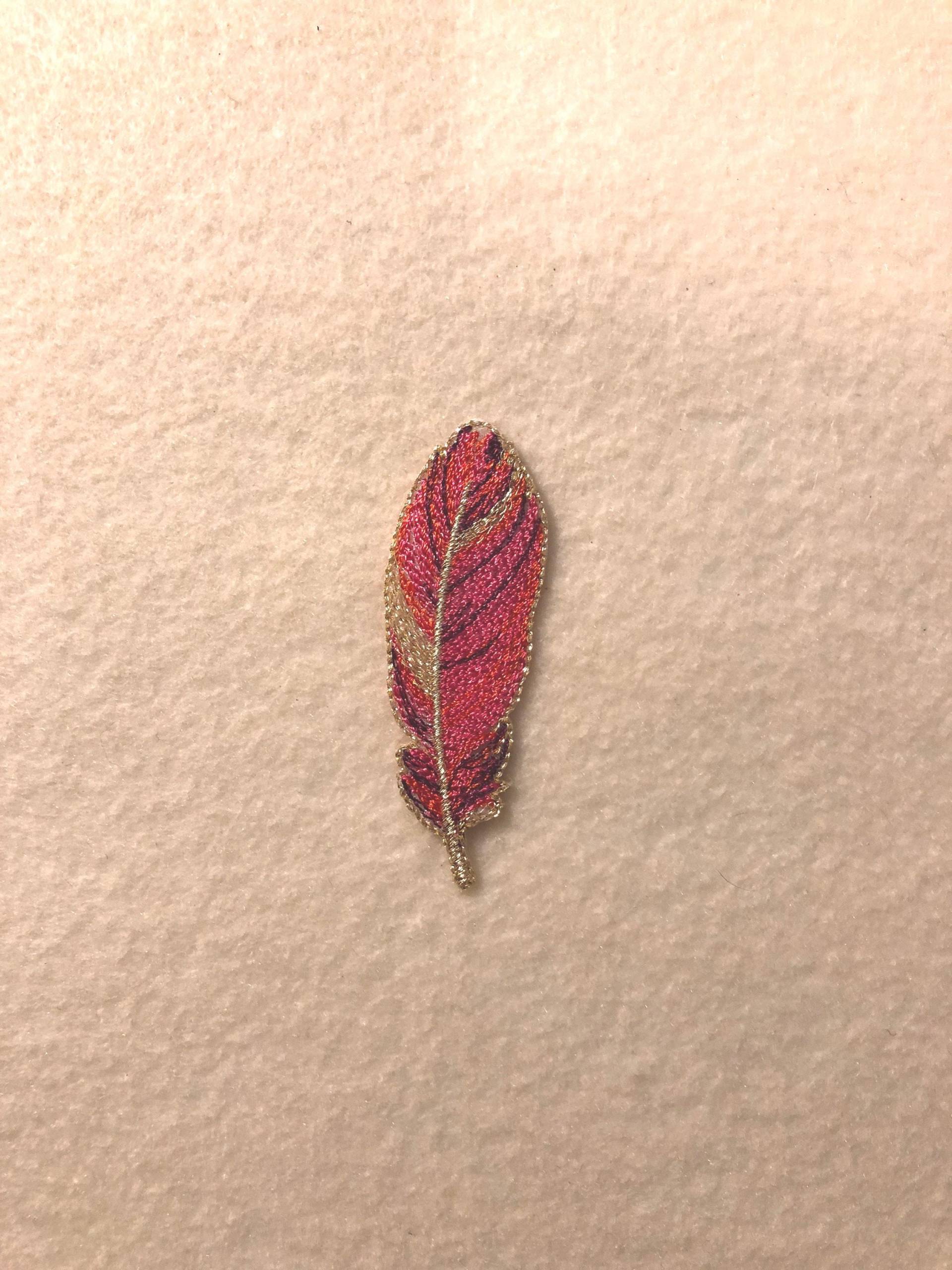 Applikation - Elegante Gestickte Feder in Magenta, Rot Und Metallic Gold Zum Aufbügeln von AdelineMercantile
