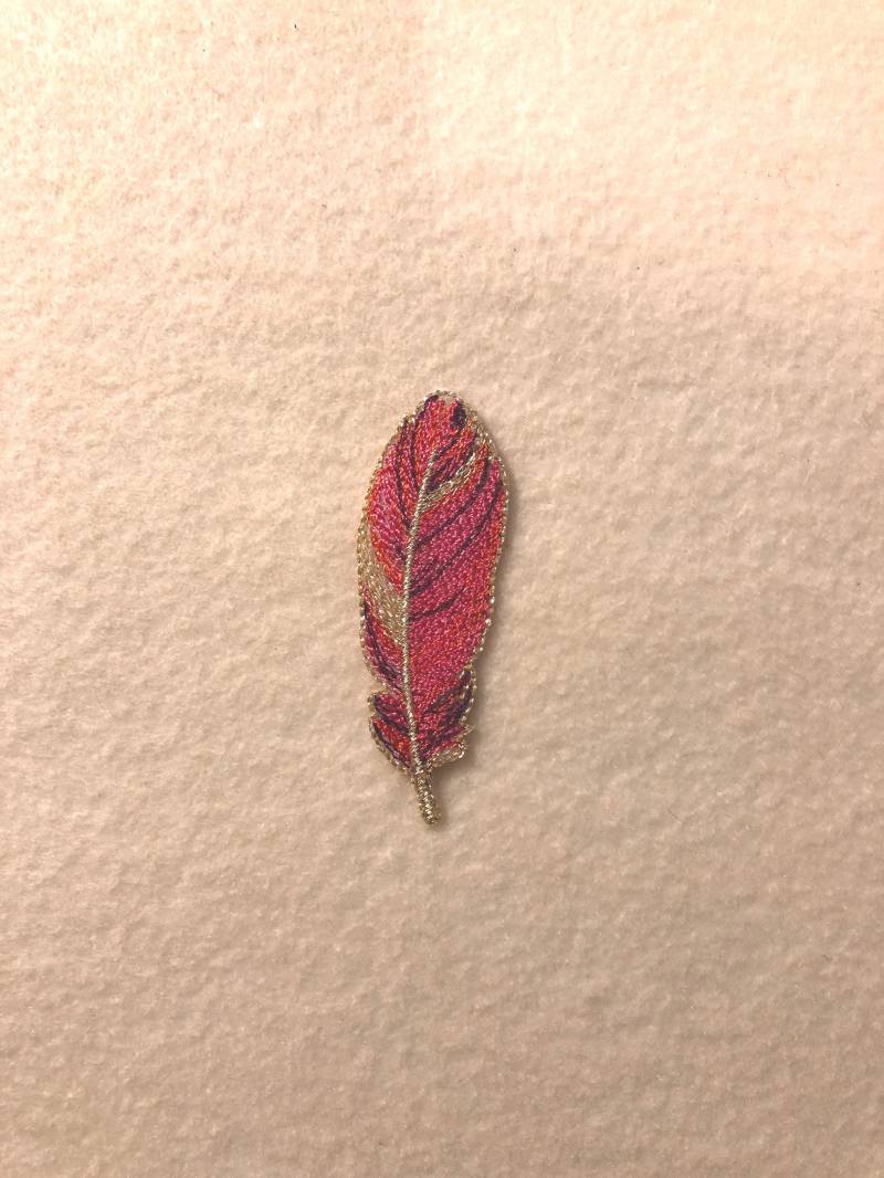 Applikation - Elegante Gestickte Feder in Magenta, Rot Und Metallic Gold Zum Aufbügeln von AdelineMercantile