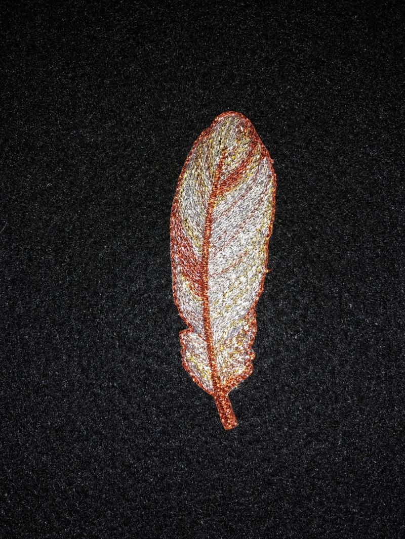 Applikation - Elegante Gestickte Feder in Metallic Kupfer, Gold Und Ecru Zum Aufbügeln von AdelineMercantile