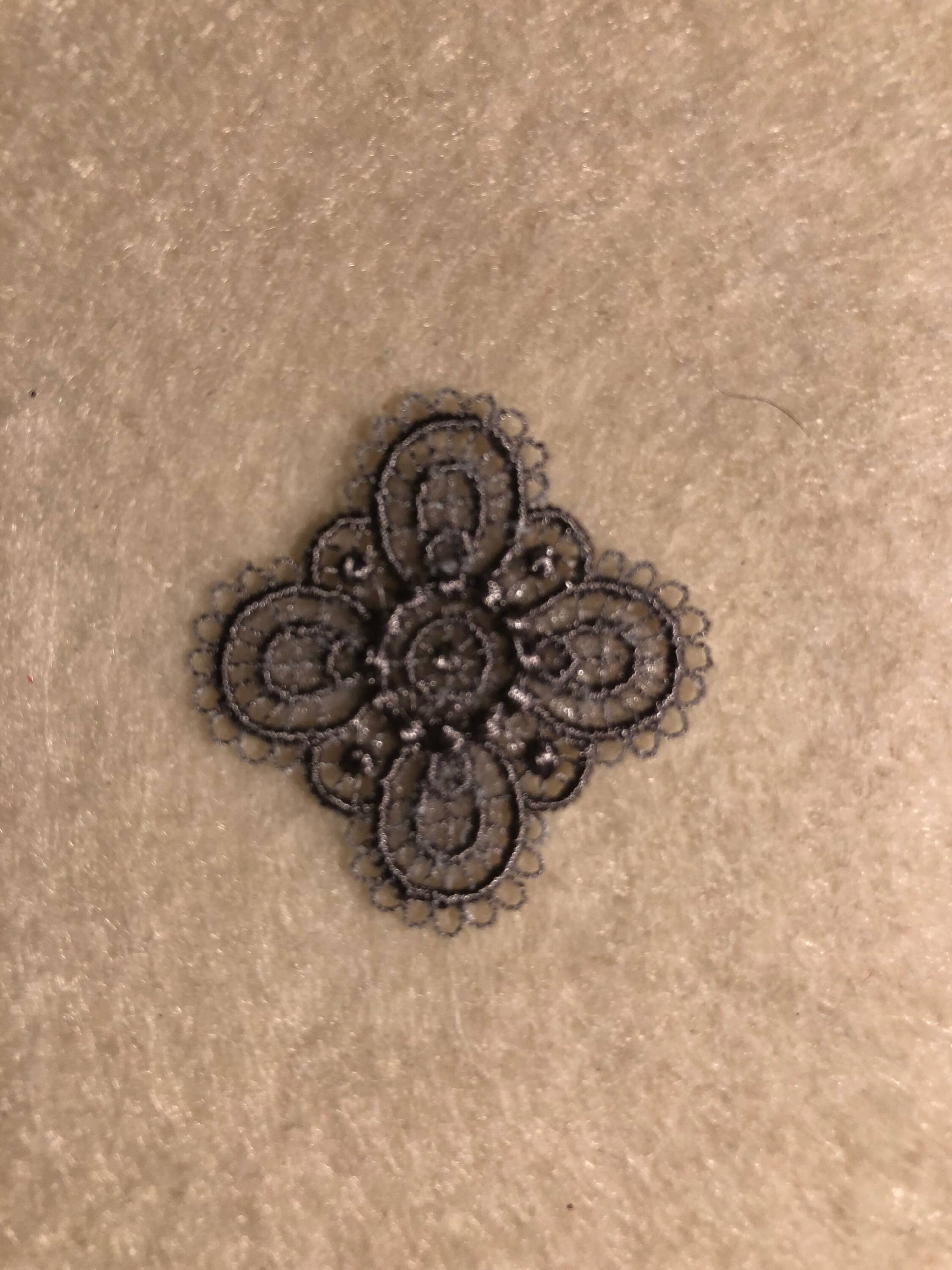 Applikation - Grau Durchbrochenes Medaillon Aufbügeln von AdelineMercantile