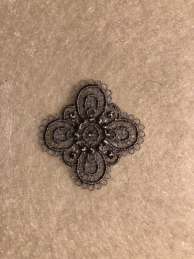 Applikation - Grau Durchbrochenes Medaillon Aufbügeln von AdelineMercantile