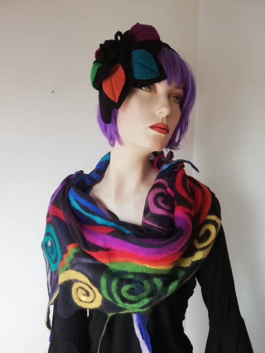 Filzschal Ausverkauft Nuno Spirale Spektralfarben Merinowolle Seide von AdelineSchoden