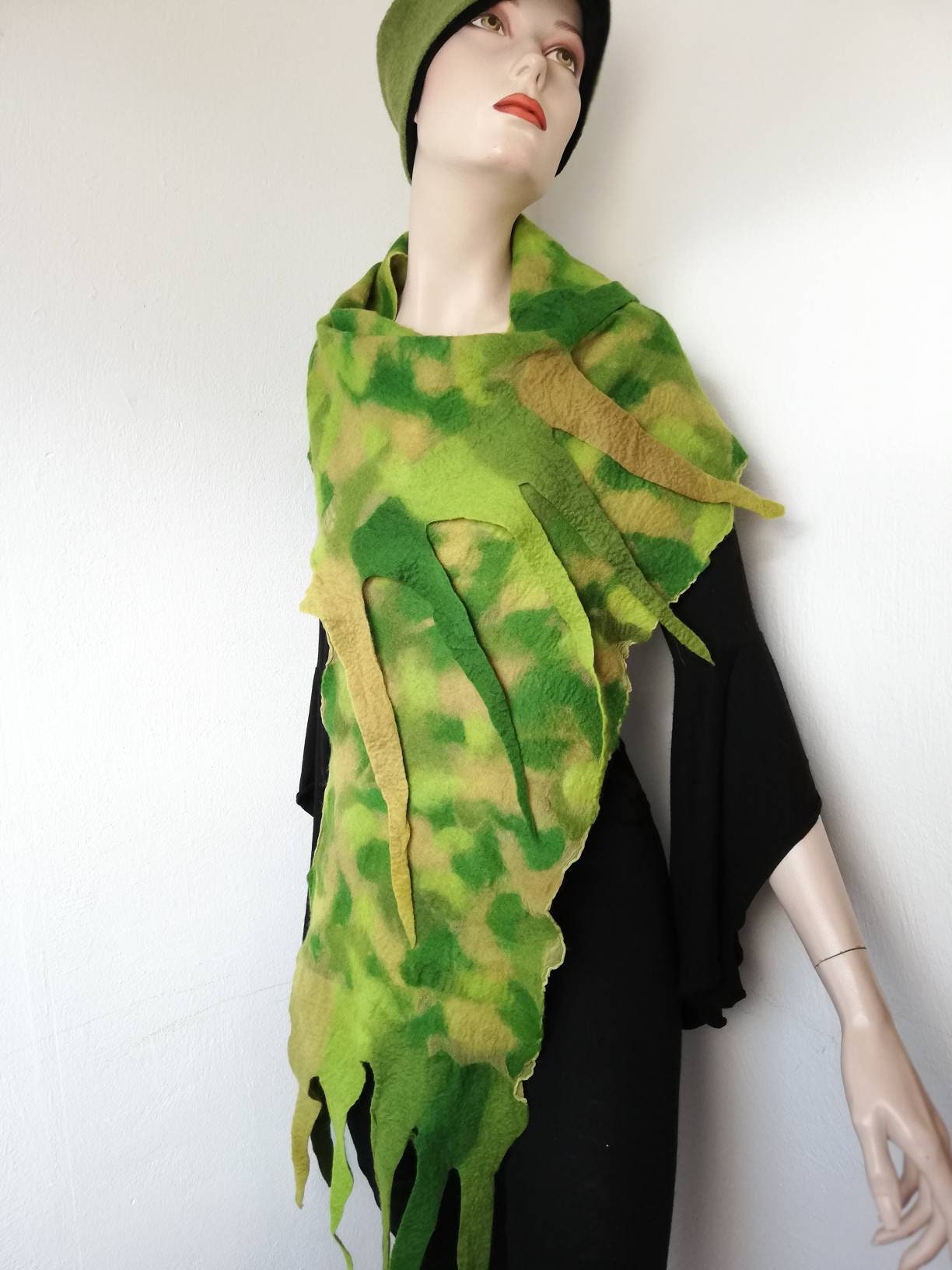 Filzschal Damen Nunofilzschal Seiden Schal Grün Einzelstück Handarbeit Merinowolle Outdoor Geschenkideen Für Frauen von AdelineSchoden
