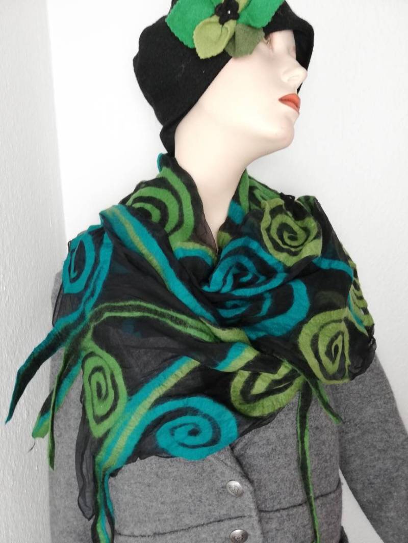Filzschal Nuno Spirale Gruen Olivgrün Smaragd Reine Seide Merinowolle Nunofilzschal Geschenkideen Für Frauen Handgemachtes Tuch Stola von AdelineSchoden