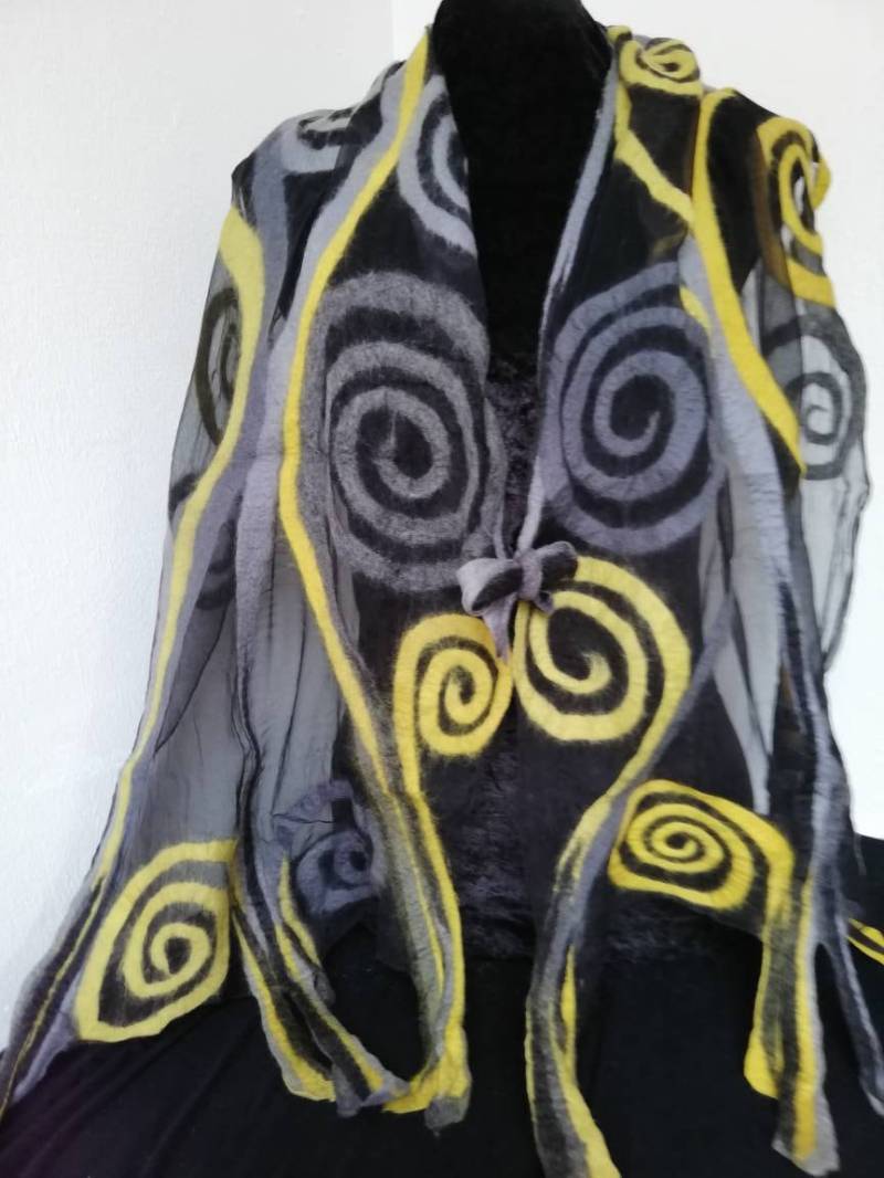 Handgemachtes Tuch Stola Damen Nunofilzschal Merinowolle Seide Langschal Strickjacken Schal Gelb Grau Schwarz Geschenkideen Für Frauen von AdelineSchoden