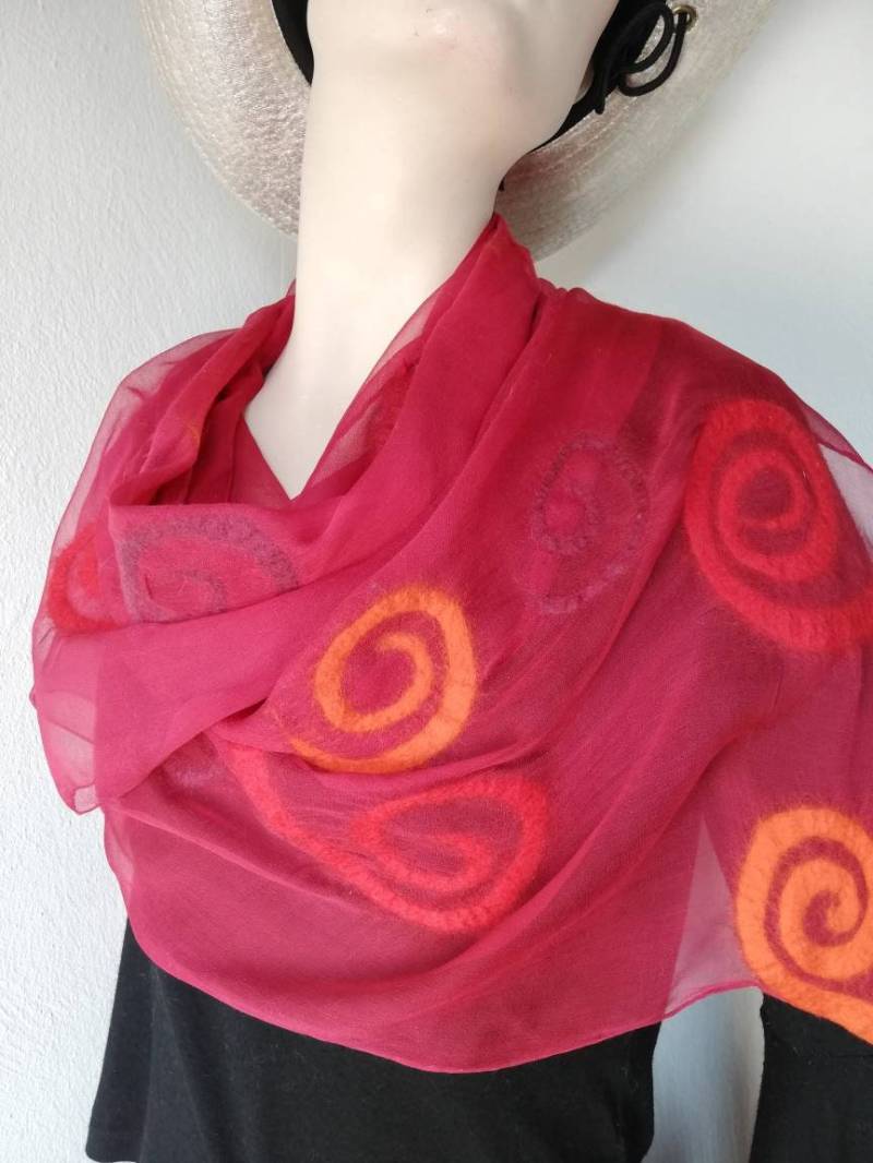 Seidenschal Rot Orange Handarbeit Tuch Seidenchiffon Filzschal Merinowolle Nunofilzschal Strickjacken Schal Geschenkideen Für Frauen von AdelineSchoden