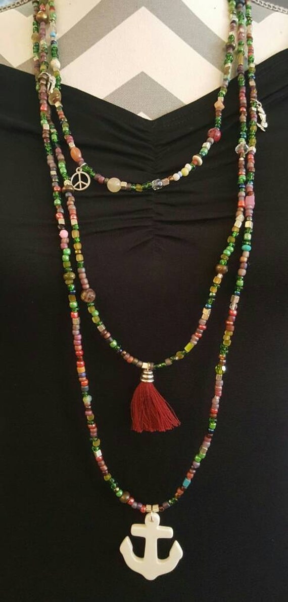 Multistrand Perlen Halskette Mit Anker Und Quaste Charms, Beachy Boho Vibe Multistrand Perlen Halskette Mit Anker Und Quaste Charms, Beachy Boho Vibe von AdelleRose