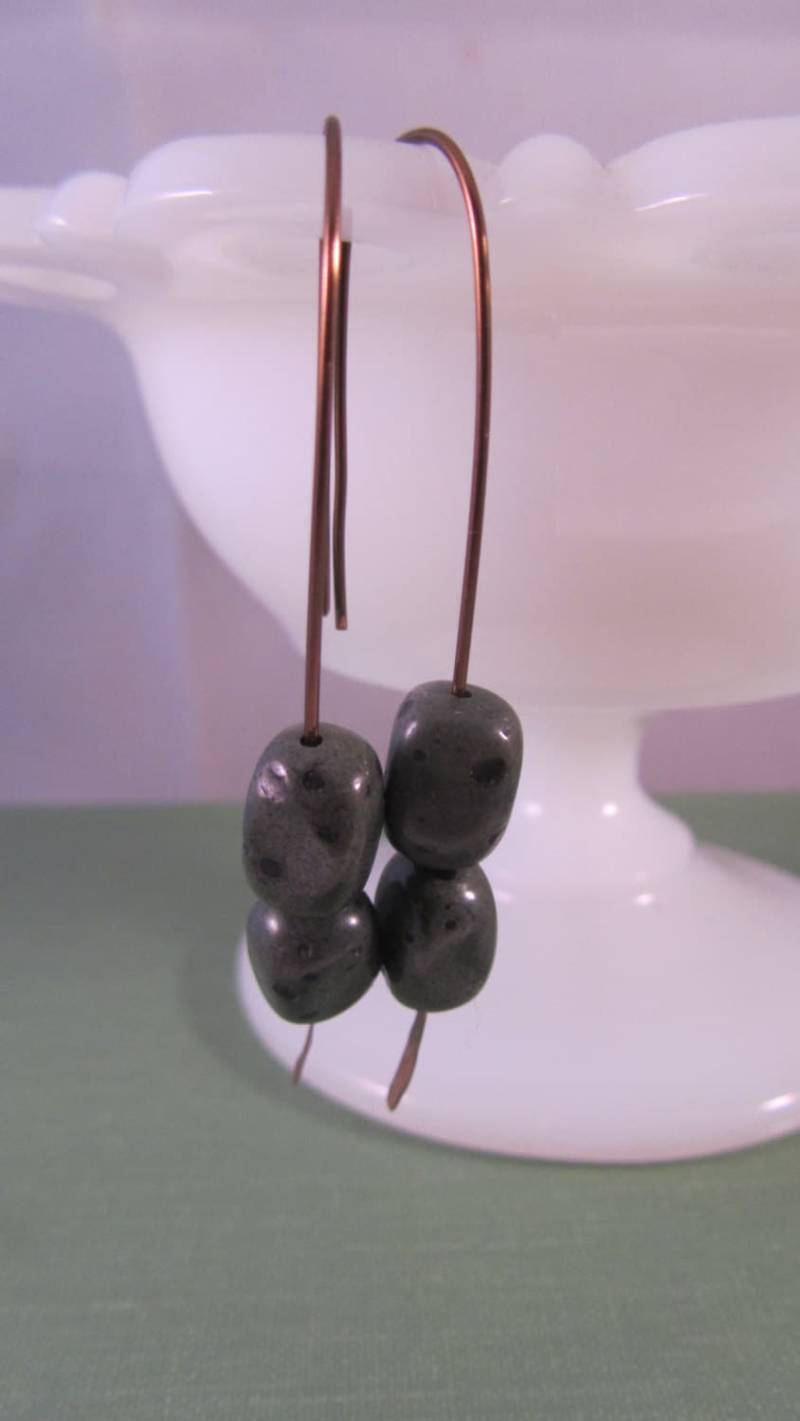 Ohrringe Mit Grünen Steinen Und Messingdraht von AdelleRose