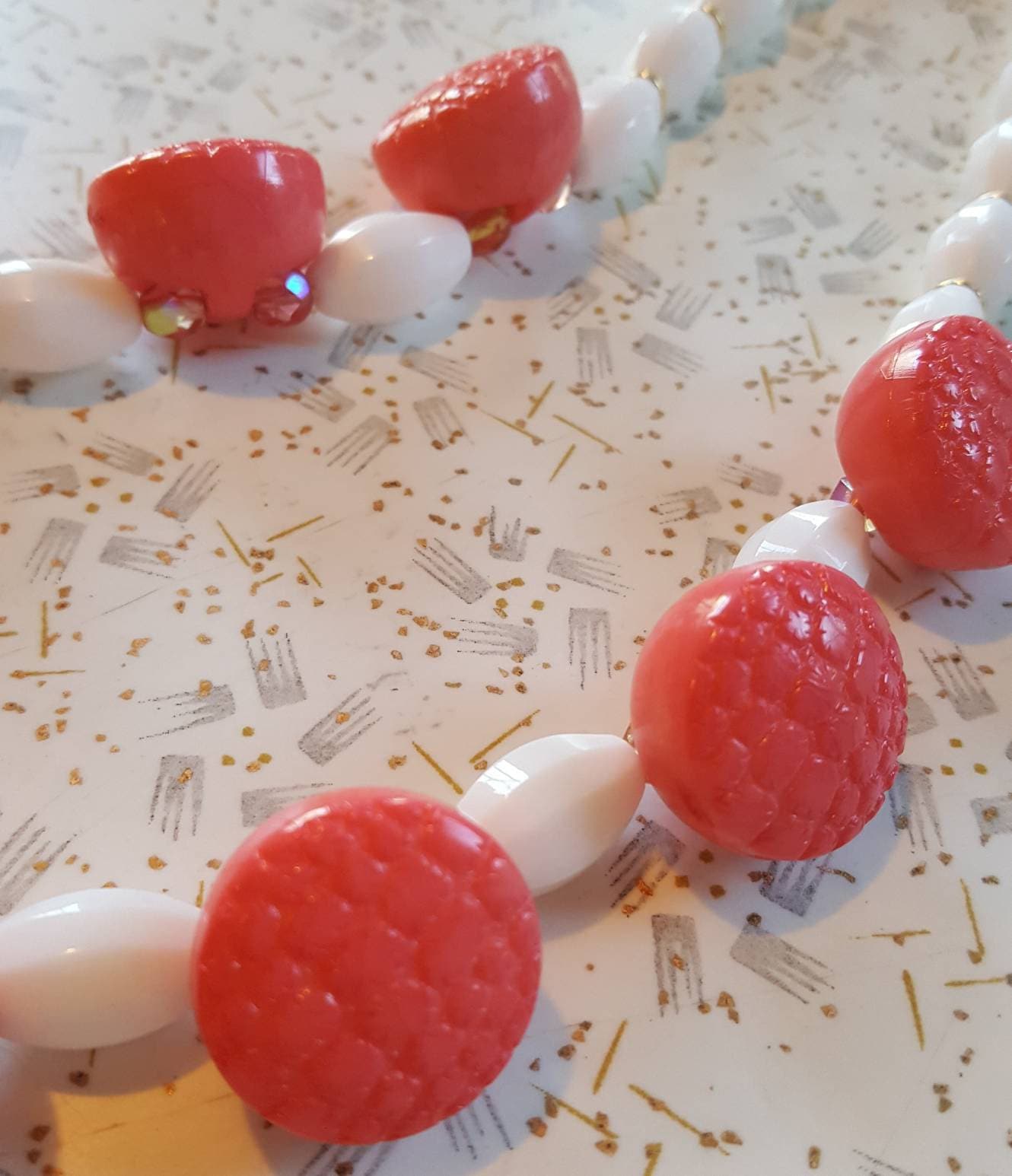 Rosa Knopf Halskette, Weiße Glasperlen, Chunky Statement Schmuck, Ohrringe Set von AdelleRose