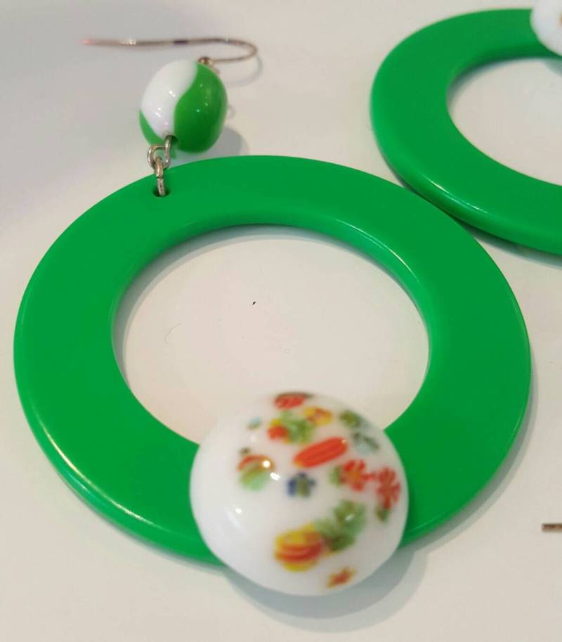 Verspielt Und Funky Große Kelly Green Creolen Ohrringe Mit Vintage-Perlen Taxis von AdelleRose