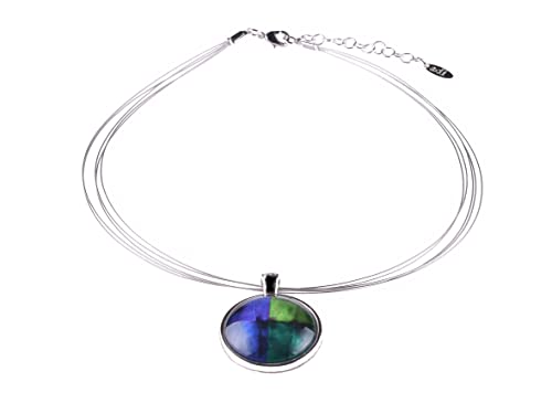 Adi-Modeschmuck Halsreif 'Isa', ein leichter Anhänger aus versilbertem Messing mit farbigen Ornamenten unter einem Glas Cabochon, handgefertigt in Berlin (Blau und Grün) von Adi-Modeschmuck