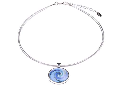 Adi Modeschmuck Halsreif "Sienna", ein leichter Anhänger aus versilbertem Messing mit farbenfrohen Ornamenten unter einem Glas Cabochon, handgefertigt in Berlin (Hellblau) von Adi-Modeschmuck