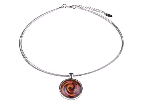 Adi Modeschmuck Halsreif 'Sienna', ein leichter Anhänger aus versilbertem Messing mit farbigen Ornamenten unter einem Glas Cabochon, handgefertigt in Berlin (Braun) von Adi Modeschmuck
