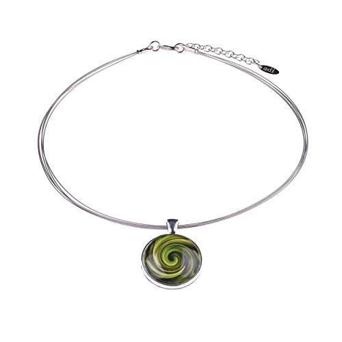 Adi Modeschmuck Halsreif 'Sienna', ein leichter Anhänger aus versilbertem Messing mit farbigen Ornamenten unter einem Glas Cabochon, handgefertigt in Berlin (Oliv) von Adi-Modeschmuck