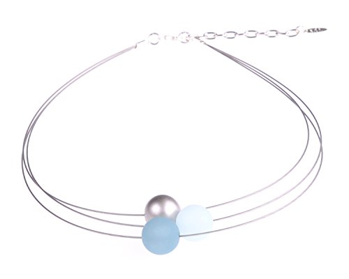 Adi-Modeschmuck Polariskette “Alice”, 3-strängiger Halsreif aus 14mm Polarisperlen mit Einer Akzentperle aus metallic lakiertem Acryl, handgefertigt Berlin. (blau/Silber) von Adi-Modeschmuck