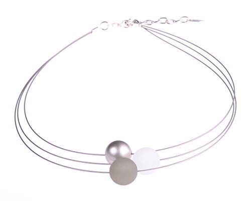 Adi-Modeschmuck Polariskette “Alice”, 3-strängiger Halsreif aus 14mm Polarisperlen mit Einer Akzentperle aus metallic lakiertem Acryl, handgefertigt Berlin. (grau/weiß/Silber) von Adi-Modeschmuck