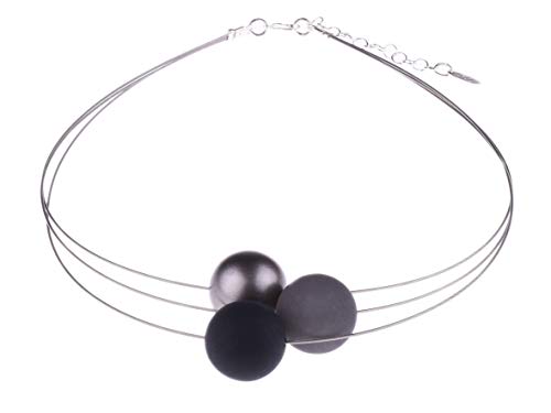 Adi Modeschmuck Polariskette “Mara”, leichter 3-strängiger Halsreif aus 20mm Polarisperlen und einer metallic lackierten Akzentperle, handgefertigt in Berlin. (Grau, Schwarz, dunkles Silbe) von Adi-Modeschmuck