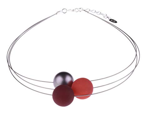 Adi Modeschmuck Polariskette “Mara”, leichter 3-strängiger Halsreif aus 20mm Polarisperlen und einer metallic lackierten Akzentperle, handgefertigt in Berlin. (Puderrot, Bordeaux, dunkles Silber) von Adi-Modeschmuck