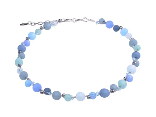Adi-Modeschmuck Polariskette “Sabine”, geflochtener Materialmix in Blau- und Türkistönen aus Polaris- und Glasperlen, handgearbeitet Berlin von Adi-Modeschmuck