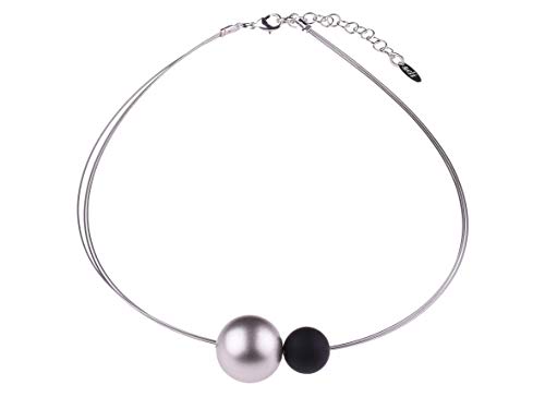 Adi Modeschmuck leichter Halsreif 'Jasmine', eine 14mm original Polaris Perle mit einer farblich abgestimmten Metallic Perle, handgefertigt in Berlin (Schwarz mit hellem Silber metallic) von Adi Modeschmuck