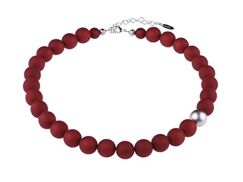 Adi-Modeschmuck modische Halskette 'Fiona', original italienische Polarisperlen mit Einer asymmetrisch sitzenden metallic Akzentperle, handgefertigt in Berlin (Bordeaux) von Adi-Modeschmuck