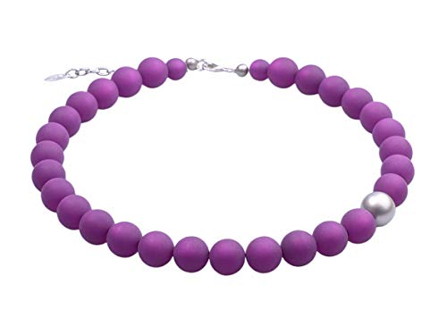Adi-Modeschmuck modische Halskette 'Fiona', original italienische Polarisperlen mit Einer asymmetrisch sitzenden metallic Akzentperle, handgefertigt in Berlin von Adi-Modeschmuck