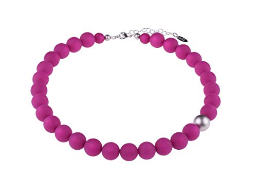 Adi-Modeschmuck modische Halskette 'Fiona', original italienische Polarisperlen mit Einer asymmetrisch sitzenden metallic Akzentperle, handgefertigt in Berlin von Adi-Modeschmuck