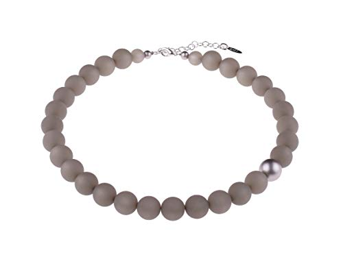 Adi-Modeschmuck modische Halskette 'Fiona', original italienische Polarisperlen mit Einer asymmetrisch sitzenden metallic Akzentperle, handgefertigt in Berlin Adi-Modeschmuck modische Halskette 'Fiona', original italienische Polarisperlen mit Einer asymmetrisch sitzenden metallic Akzentperle, handgefertigt in Berlin von Adi-Modeschmuck
