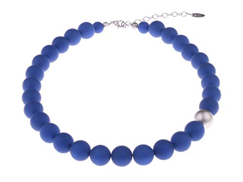 Adi-Modeschmuck modische Halskette 'Fiona', original italienische Polarisperlen mit Einer asymmetrisch sitzenden metallic Akzentperle, handgefertigt in Berlin von Adi-Modeschmuck