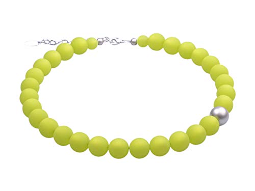 Adi-Modeschmuck modische Halskette 'Fiona', original italienische Polarisperlen mit Einer asymmetrisch sitzenden metallic Akzentperle, handgefertigt in Berlin von Adi-Modeschmuck