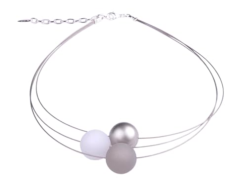 Adi-Modeschmuck Damenkette “Mara”, 3-strängiger Halsreif aus 20mm Polarisperlen in weiß und hellgrau sowie einer silbernen Akzentperle aus metallic lakiertem Acryl, handgefertigt Berlin von Adi-Modeschmuck