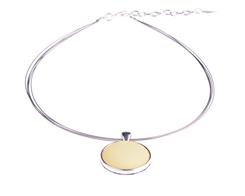 Halsreif "Polly", 25mm original Polaris Cabochon in einer Fassung aus versilbertem Messing an einem Bündel aus 5 nylonummantelten Stahlfäden, handgefertigt von Adi-Modeschmuck in Berlin (beige) von Adi-Modeschmuck