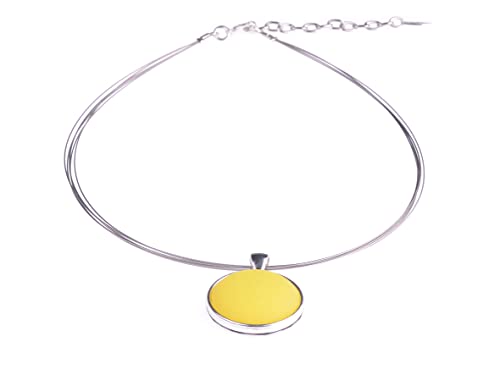 Halsreif "Polly", 25mm original Polaris Cabochon in einer Fassung aus versilbertem Messing an einem Bündel aus 5 nylonummantelten Stahlfäden, handgefertigt von Adi-Modeschmuck in Berlin (gelb) von Adi-Modeschmuck