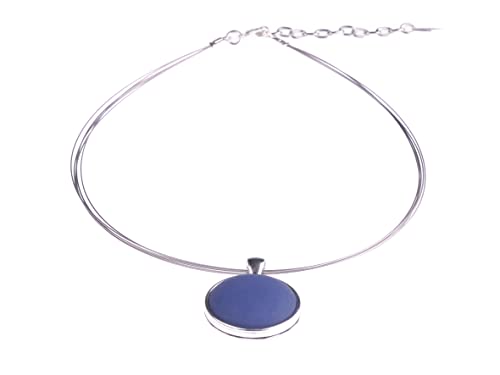 Halsreif "Polly", 25mm original Polaris Cabochon in einer Fassung aus versilbertem Messing an einem Bündel aus 5 nylonummantelten Stahlfäden, handgefertigt von Adi-Modeschmuck in Berlin (marineblau) von Adi-Modeschmuck