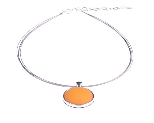 Halsreif "Polly", 25mm original Polaris Cabochon in einer Fassung aus versilbertem Messing an einem Bündel aus 5 nylonummantelten Stahlfäden, handgefertigt von Adi-Modeschmuck in Berlin (safran) von Adi-Modeschmuck