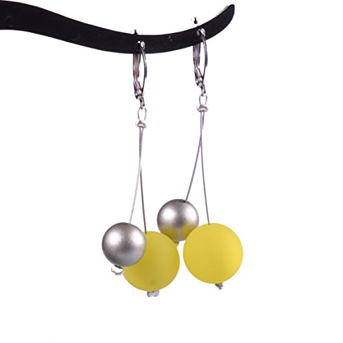 Langer Ohrring "Nina", 14mm Polarisperle und eine 8mm große silber lackierte Acrylperle, handgefertigt von Adi-Modeschmuck in Berlin (gelb) von Adi-Modeschmuck