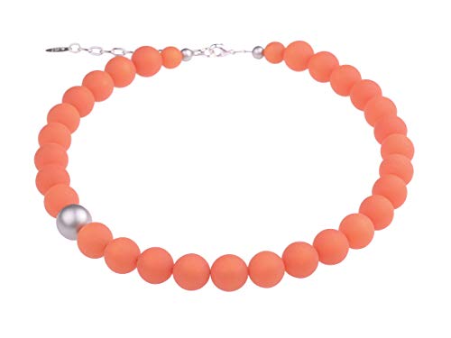 Adi-Modeschmuck modische Halskette 'Fiona', original italienische Polarisperlen mit Einer asymmetrisch sitzenden metallic Akzentperle, handgefertigt in Berlin von Adi-Modeschmuck