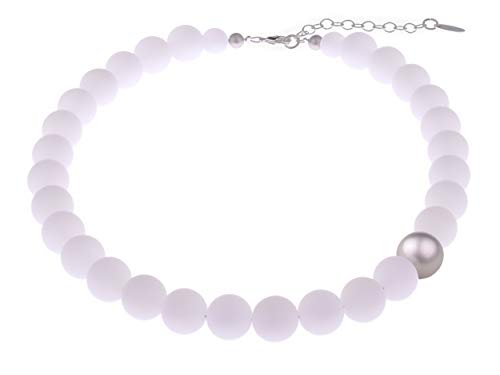 Adi-Modeschmuck modische Halskette 'Fiona', original italienische Polarisperlen mit Einer asymmetrisch sitzenden metallic Akzentperle, handgefertigt in Berlin von Adi-Modeschmuck