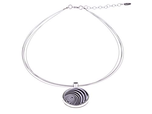 Schwarzweißer Halsreif Soria von Adi Modeschmuck, Anhänger mit einem 25mm Glas Cabochon mit augenfälligen graphischen Motiven, handgefertigt in Berlin (Motiv 3) von Adi Modeschmuck