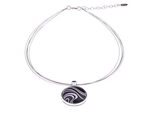 Schwarzweißer Halsreif Soria von Adi Modeschmuck, Anhänger mit einem 25mm Glas Cabochon mit augenfälligen graphischen Motiven, handgefertigt in Berlin (Motiv 6) von Adi Modeschmuck