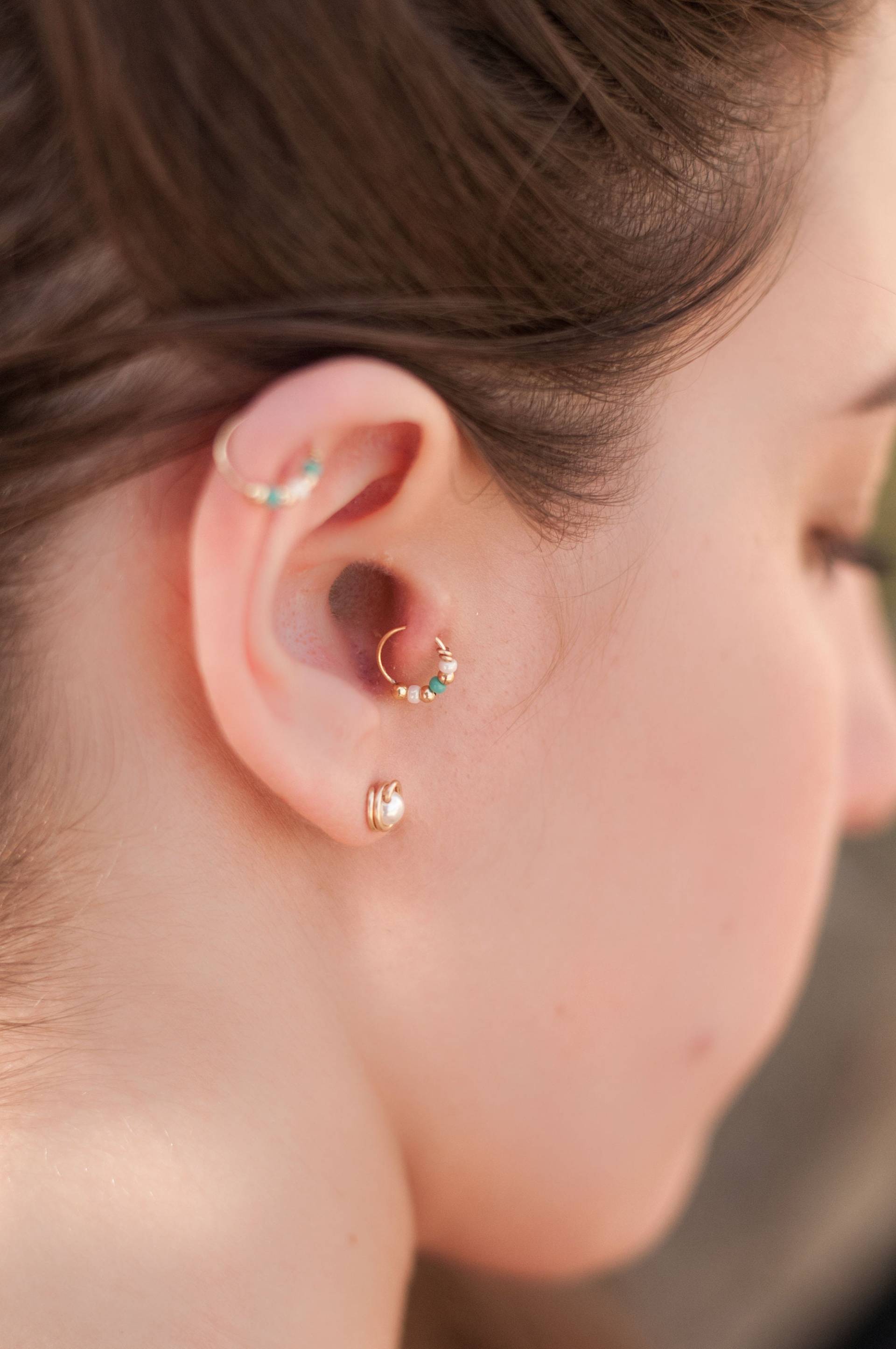14K Gold Filled/sterling Silber Türkis & Weiß Perlen Piercing Set, Für Tragus, Helix, Rook, Daith, All You'll Want For Graduation 14K Gold Filled/sterling Silber Türkis & Weiß Perlen Piercing Set, Für Tragus, Helix, Rook, Daith, All You'll Want For Graduation von AdiMiraroJewelry