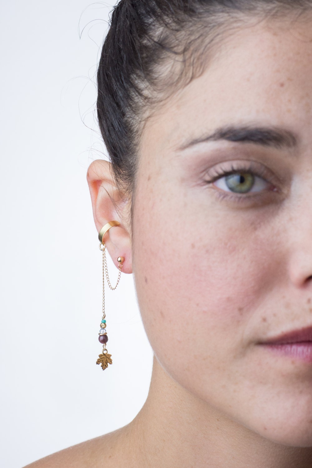 Diese Goldfilled Ahornblatt Anhänger & Granat Edelstein, Hellblau Swarovski Kristall Perle, Ohr Manschette Ohrring, Eine Einzigartige Hochzeit von AdiMiraroJewelry