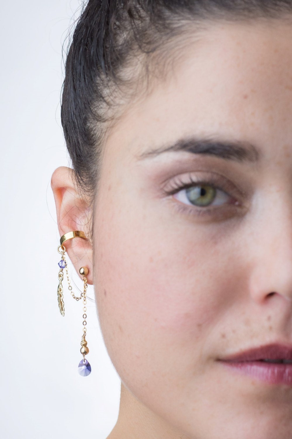 Dieses Handgefertigte Set, Gold Gefüllt Feder Ohr Manschette + Matching Lila Swarovski Baumbild Ohrring, Ist Alles, Was Sie Für Ihre Sommer von AdiMiraroJewelry