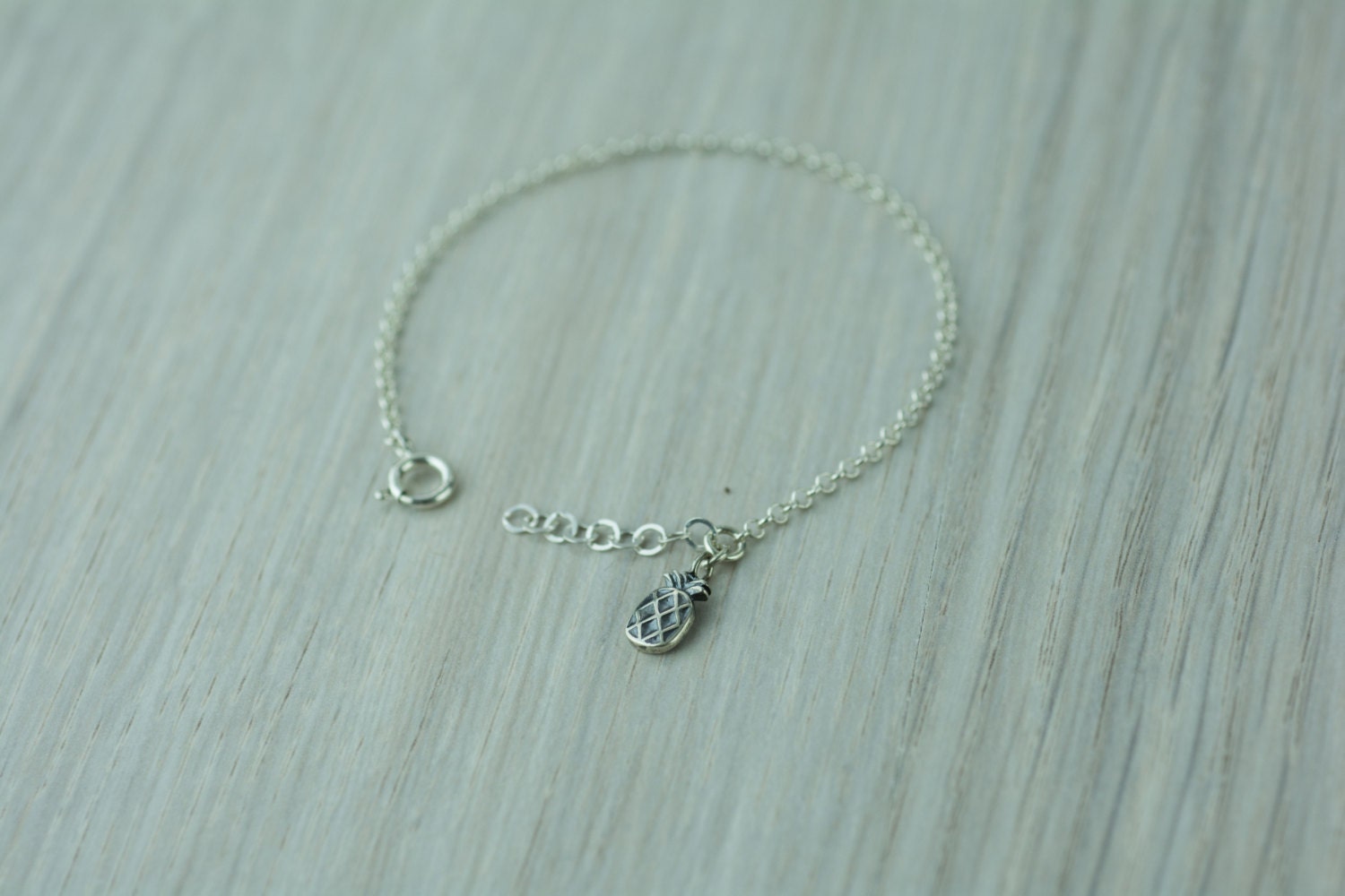 Dünne Kette, Sterling Silber, Ananas Charm Armband, Wird Dieses Zierliche Stück Schmuck Die Perfekte Ergänzung Zu Ihrem Graduierung Saum-Look Machen von AdiMiraroJewelry