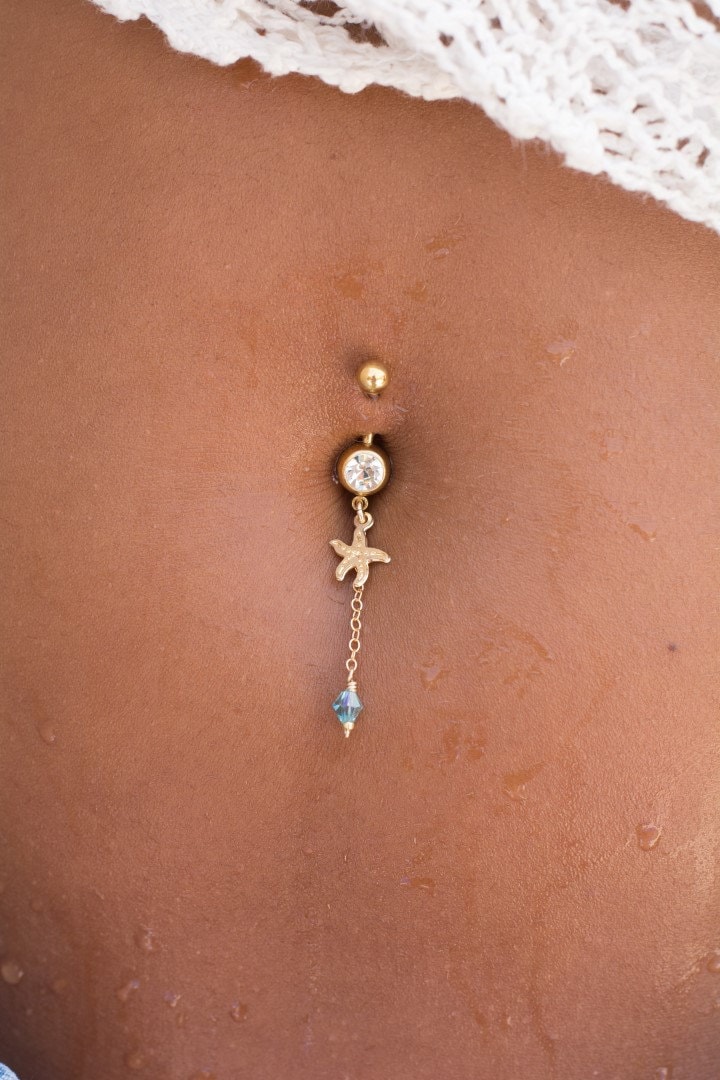 Ein 14K Gold Filled Seestern Bauchnabelpiercing Und Eine Hellblaue Swarovski Kristall Perle, Der Körperschmuck Den Man in Diesem Sommer Braucht von AdiMiraroJewelry
