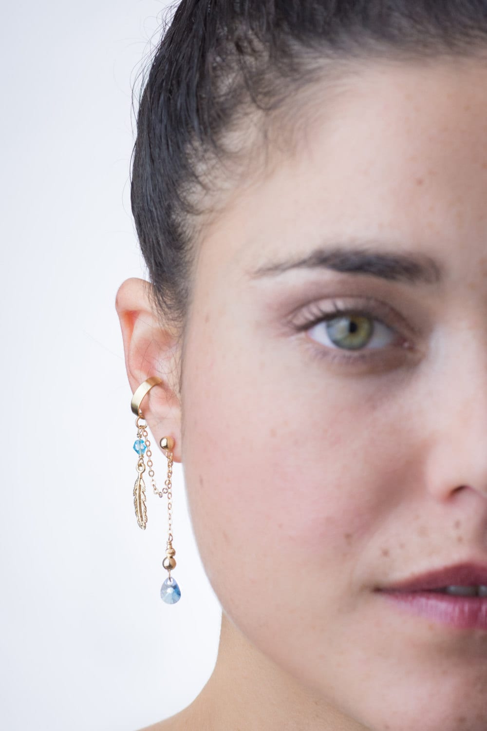 Gold Feder Baumeln Ohr Manschette Ohrring Set, Hellblau Swarovski Kristall Manschette, & Passende, Elegante Missmatched Ohrringe von AdiMiraroJewelry