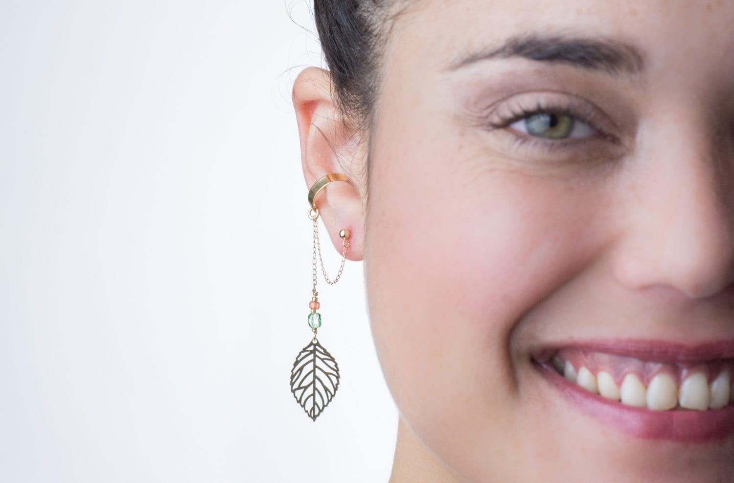 Gold Gefüllt Blatt Anhänger & Grün Und Rosa Swarovski Kristall Perlen, Baumelnde Ohr Manschette Ohrring, Diese Schönheit Ist Ein Perfekter Look von AdiMiraroJewelry