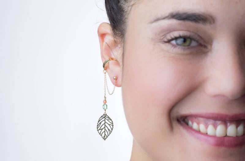 Gold Gefüllt Blatt Anhänger & Grün Und Rosa Swarovski Kristall Perlen, Baumelnde Ohr Manschette Ohrring, Diese Schönheit Ist Ein Perfekter Look von AdiMiraroJewelry