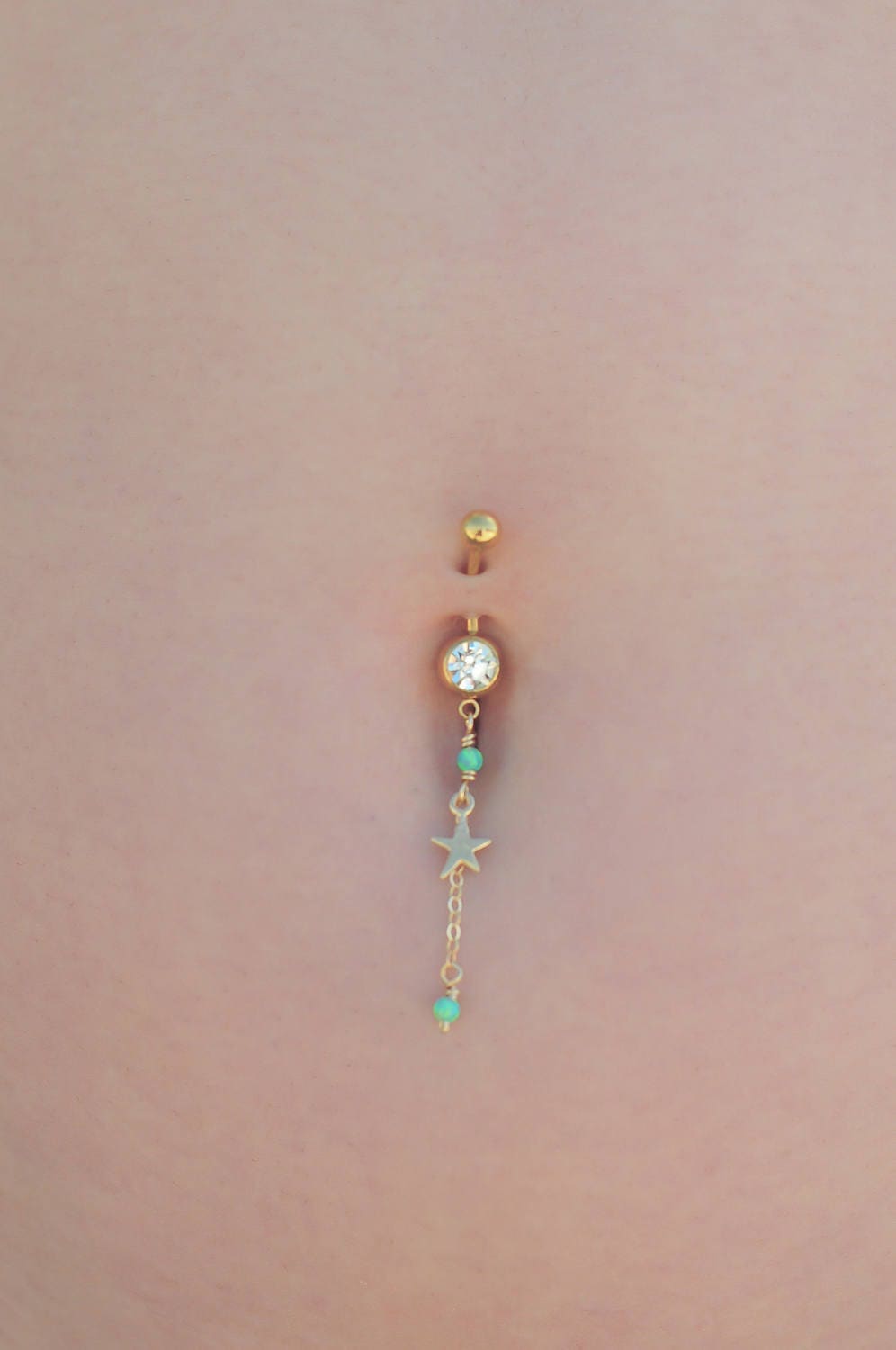 Gold Stern Charm & Hellgrün Swarovski Kristall Perle Bauchnabelpiercing, Mit Diesem Schmuckstück Wirst Du Ein Wahrer Star von AdiMiraroJewelry