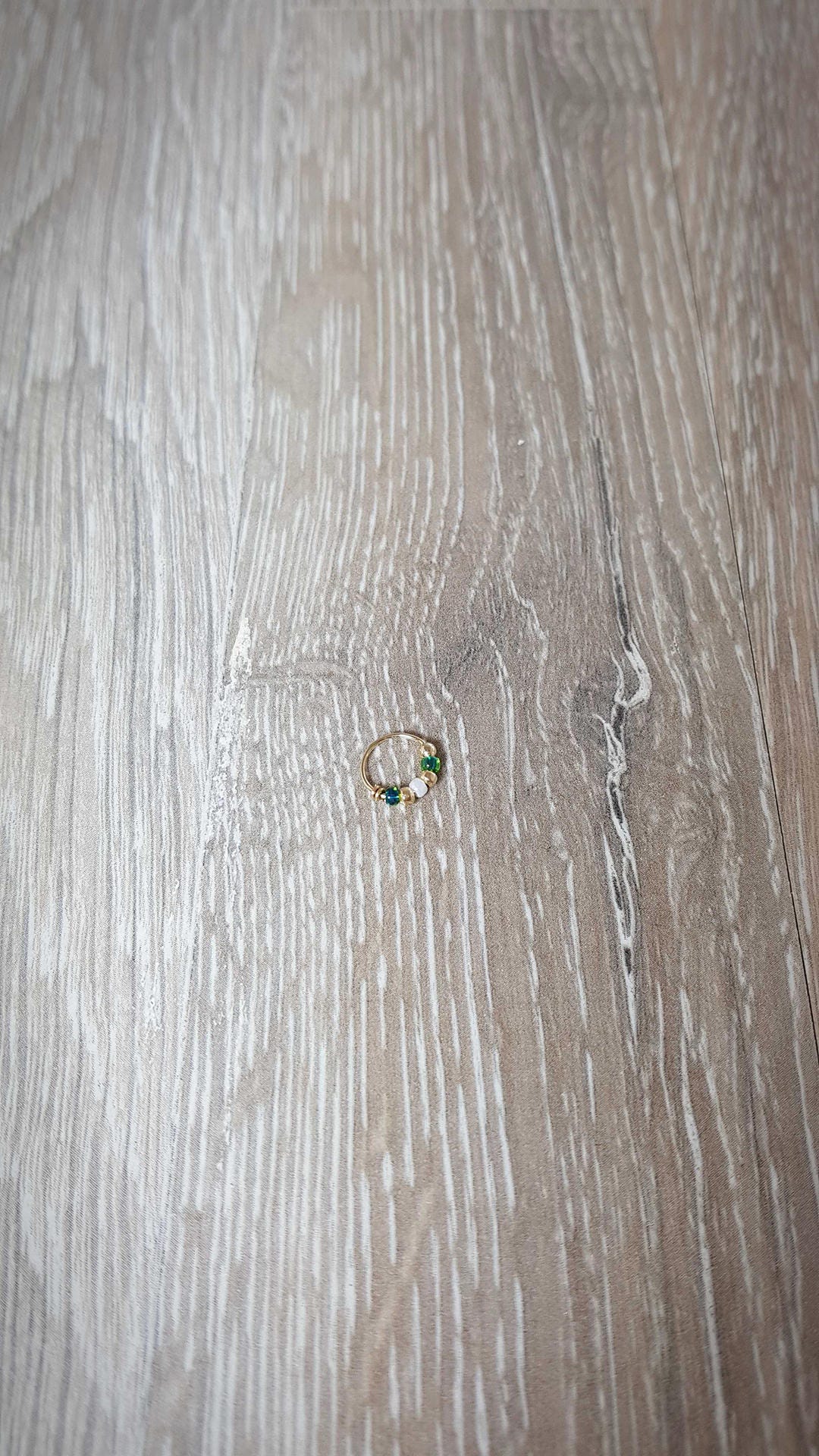 Grün Weißer Knorpel Piercing, Handgemachter Gold Filled/Silber Ohrring, Nasenring, Tragus, Helix, Daith, Rook von AdiMiraroJewelry